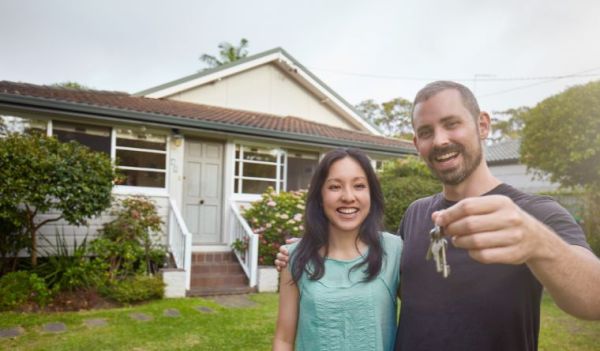 first home buyers holding up the keys to the house
