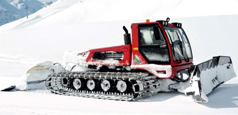 Snow groomer - plough - freight vehicle