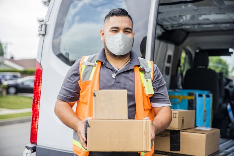man delivering packages wearing a mask