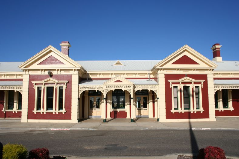 Front view of Wagga Wagga Railway Station