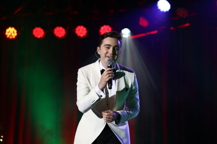 Singer in white suit at Premiers Gala Concert