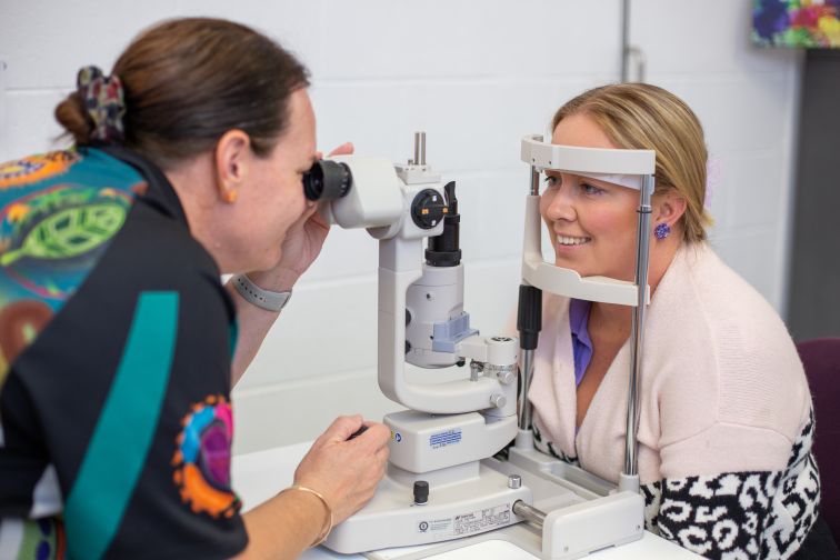 Aboriginal Health Worker Eye test