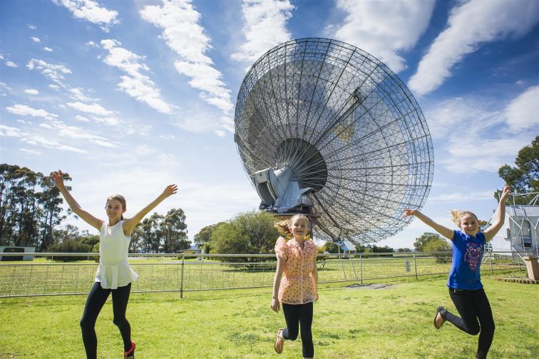 People standing in front of The Dish at Parkes