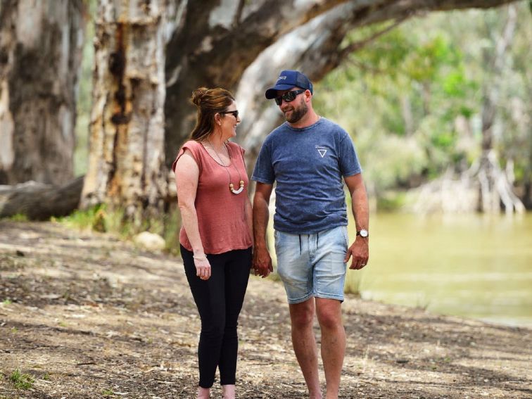 Couple walking next to the Murray River