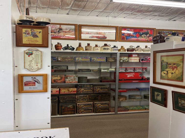 Image of household items from the 1900's on display at Manellae collectables Manilla