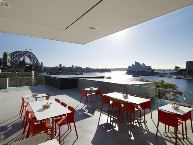 Al fresco dining with iconic Sydney Harbour views