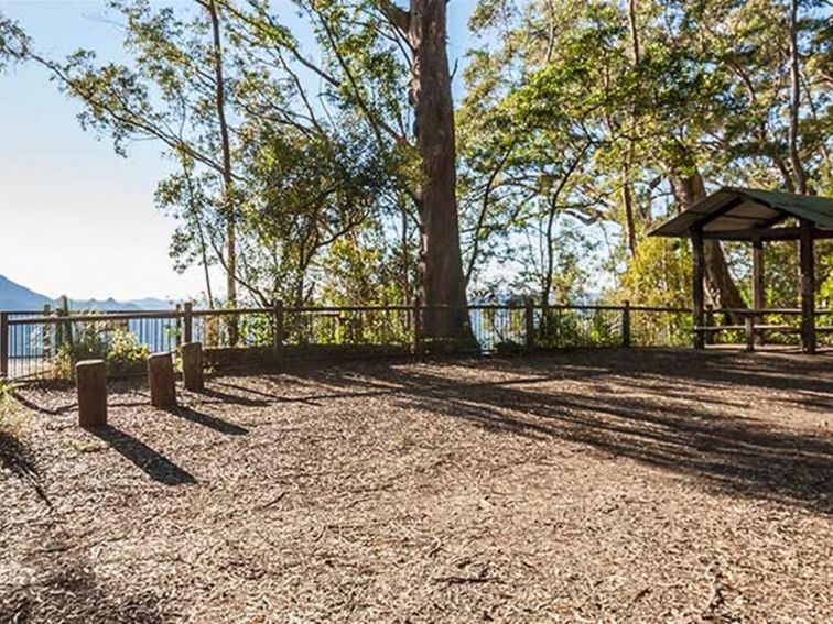 Sheltered picnic table at Blackbutt lookout picnic area, Border Ranges National Park. Photo credit: