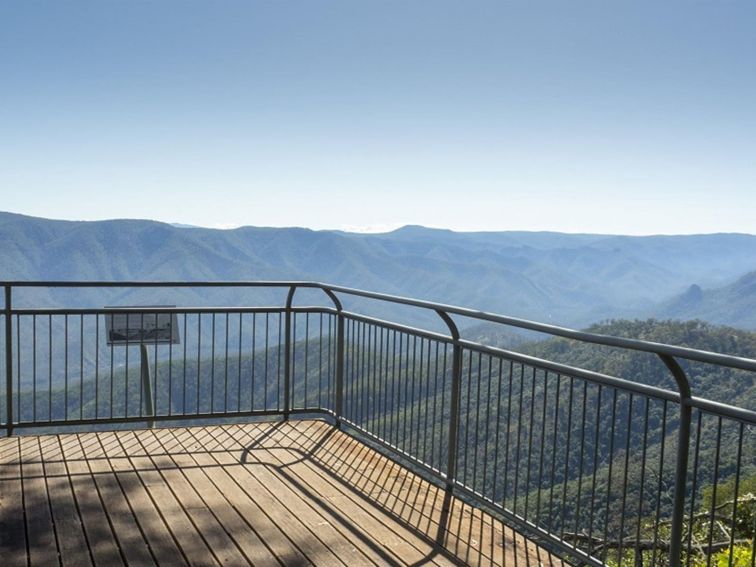 Budds Mare lookout, with a sweeping view across the gorge to Paradise Rocks and mountains, Oxley