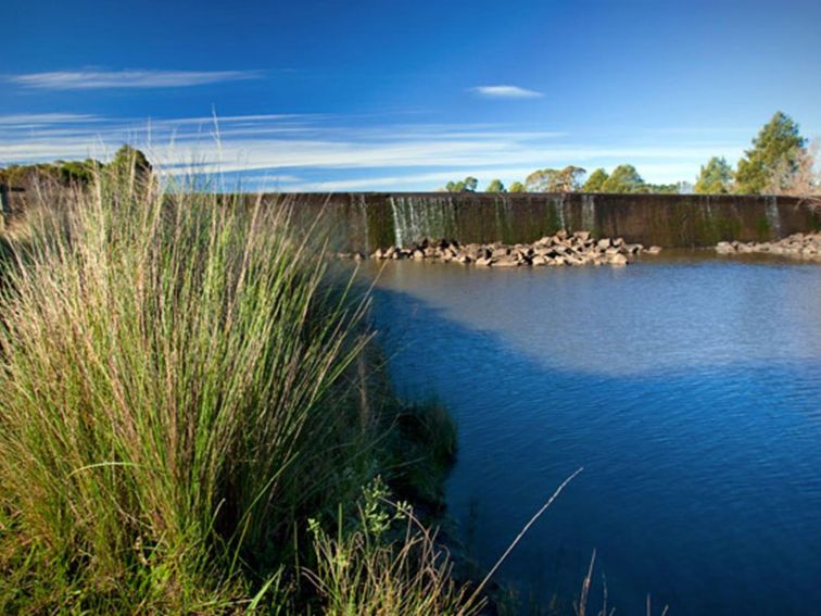 Weir View Walk, Cecil Hoskins Nature Reserve. Photo: Nick Cubbin &copy; DPIE