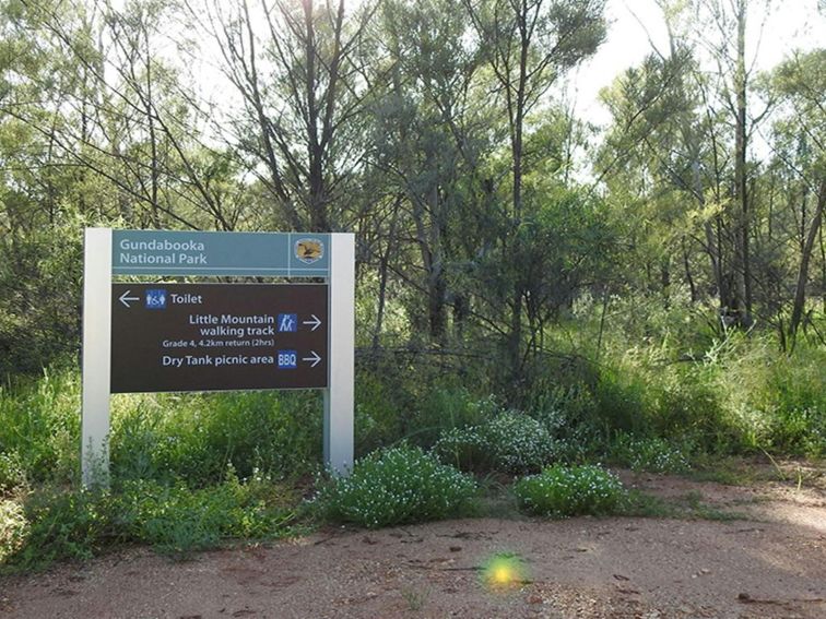 Photo of a sign pointing to toilets, Dry Tank picnic area and Little Mountain walking track at