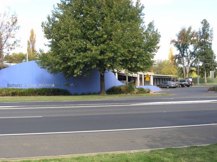 Exterior view of Bathurst Visitor Information Centre from Great Western Highway