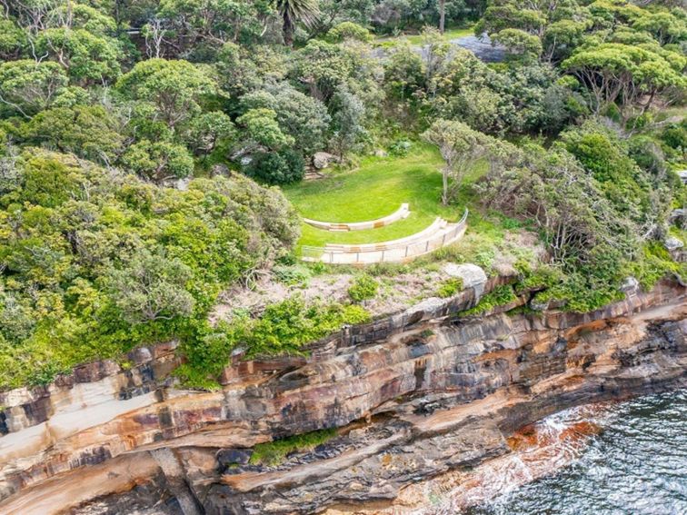 Lookout on the cliff edge at Georges Head in Sydney Harbour National Park. Photo: Andrew Elliot