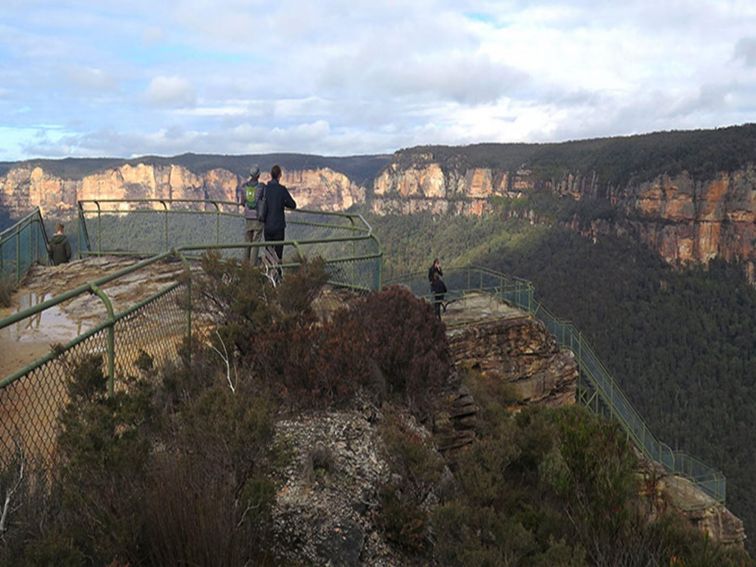 Visitors at Pulpit Rock lookout, Blue Mountains National Park. Photo: E Sheargold/OEH.