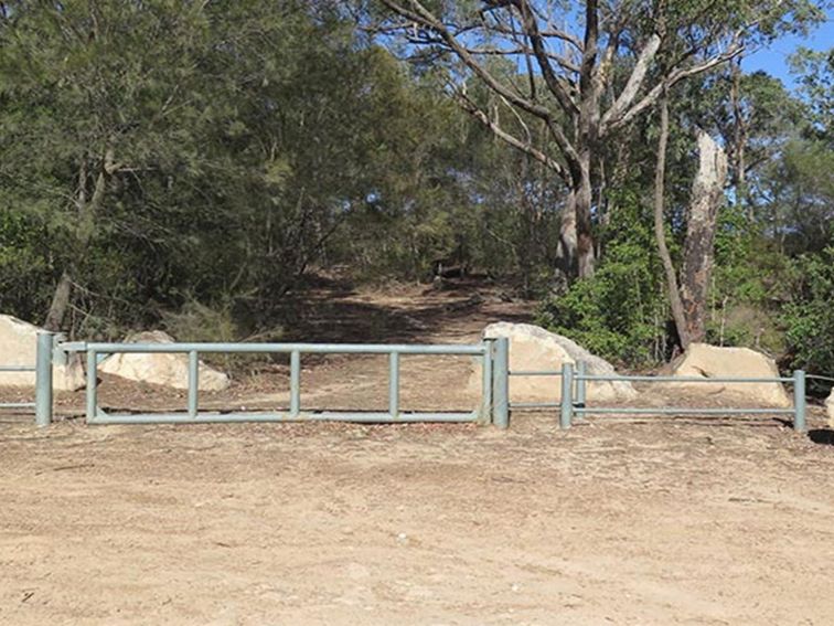 Carpark and locked gate at track head to Vale of Avoca lookout, Blue Mountains National Park. Photo: