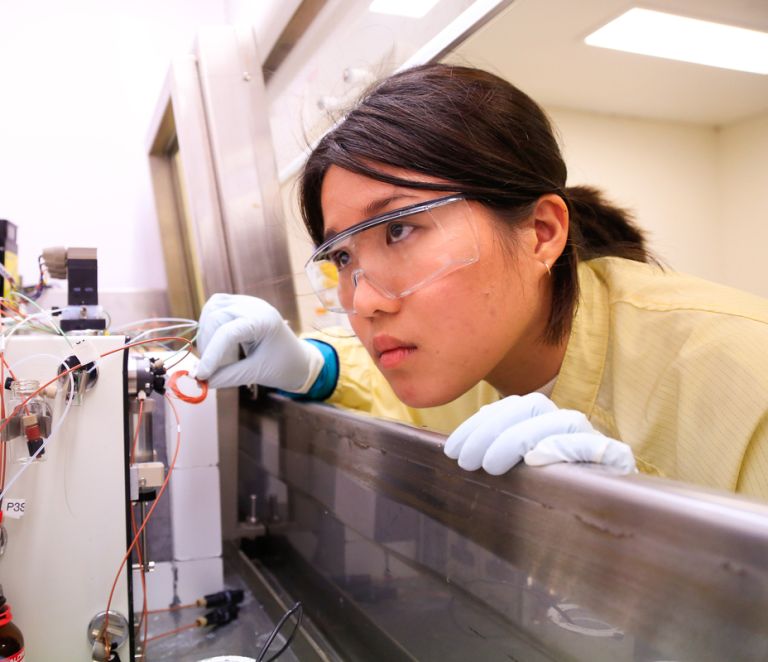 Women working in a lab