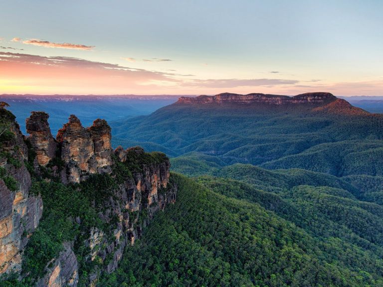 Sunrise over the Three Sisters and Mount Solitary in the Blue Mountains National Park, Katoomba