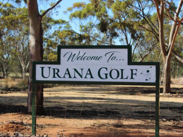The sign to the entrance of the Urana Golf Course.