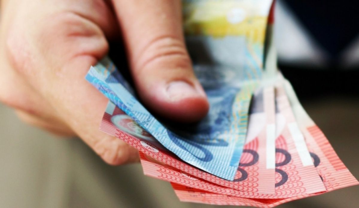 ScaleWidthWyIxMDI0Il0 hand holding cash ScaleWidthWyIxMDI0Il0 hand holding cash